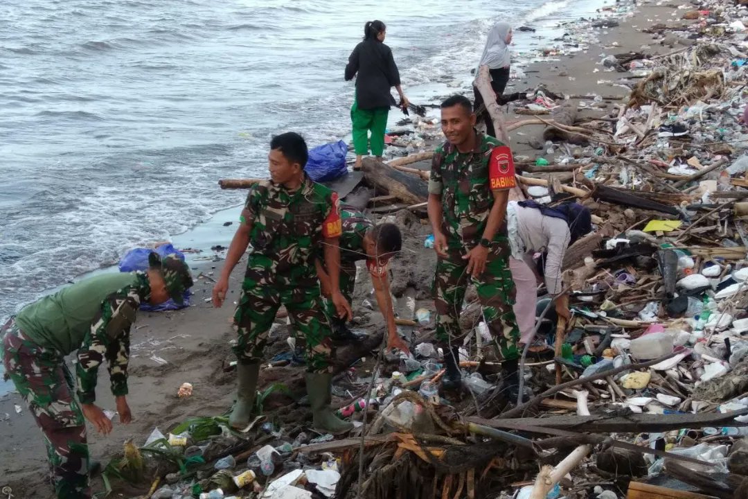 Personil Koramil 1405-01/Ujung Bersama Warga Melaksanakan Karya Bakti Pembersihan Pantai