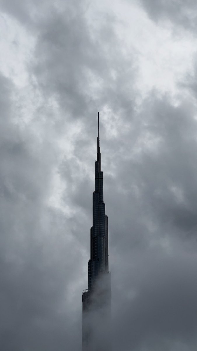 برج خليفة عقب المطر 🤍🌧️