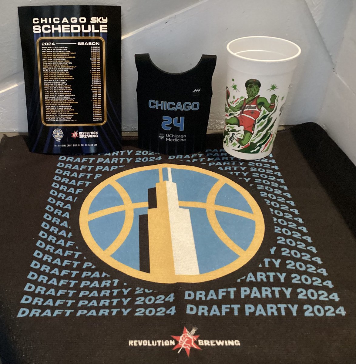 A little swag bag from the .@chicagosky #WNBADraft Party at .@RevBrewChicago #skytown (Sky rally towel, magnetic schedule, and koozie & a Revolution cup) Thanks Sky & Revolution! 💙😀