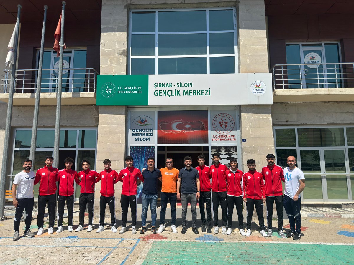 Gençlik merkezleri arasinda yapilan futbol müsabakalarında Şırnak ilinde şampiyon olup ilimizi Diyarbakır bölge maçlarında temsil edecek olan Silopi gençlik merkezimize başarılar diliyoruz. 👏😊