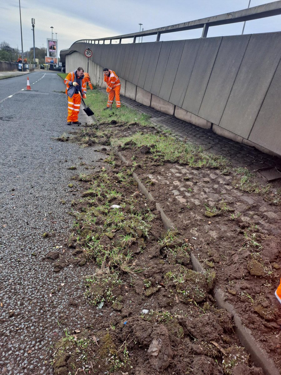 The M62 received some extra attention over the weekend! Including maintenance work on gullies, greenery & inbound/outbound lanes, flyover junctions, shop fronts, hardstanding areas, railings & traffic islands to say goodbye to weeds & detritus 👋 #MotorwayMaintenance