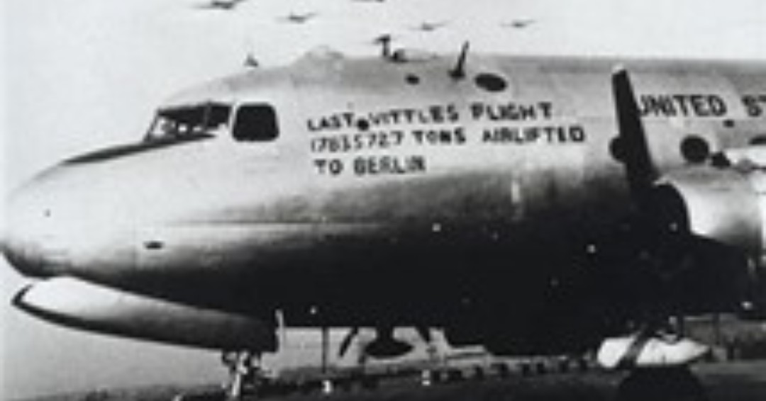 1949: BERLIN AIRLIFT’S BIGGEST DAY. Military aircraft delivered a record 12,940 tons of supplies to Berlin in 1,398 flights within 24 hours. The image shows the final tally of tonnage.