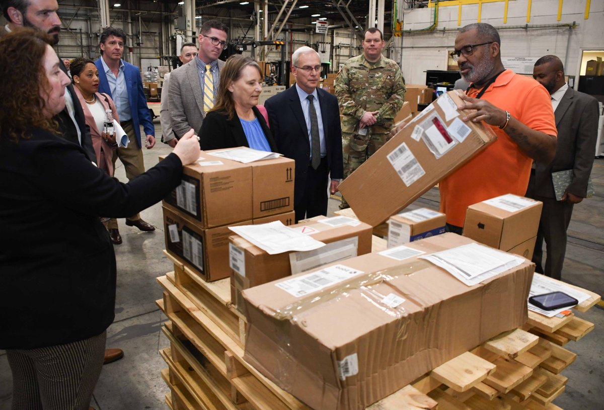 #DLADistribution welcomed Penny Grout along with @USGSA experts to New Cumberland! Discussions focused on modernizing operations for government and military. Learn more about our collaborative efforts with GSA from Perry Knight: dla.mil/About-DLA/News… #Logistics