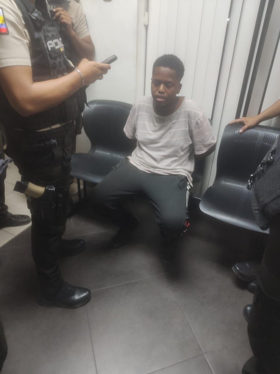 VictorAndradeVM's tweet photo. Las imágenes de dolor que dejan estos asesinos no tienen perdón, no vengan con que hay menor de edad, es UN ASESISNO A SANGRE FRÍA. La hija del conductor les pidió que paren, que se detengan y LOS MUY MALDITOS lo asesinaron sin piedad.

Los seres humanos podemos decidir sobre nuestros actos y el asesinato de ayer es una muestra que necesitamos más uso de la fuerza de nuestros uniformados y que de una vez sean declarados objetivos militares.

NO SE PUEDE MÁS.