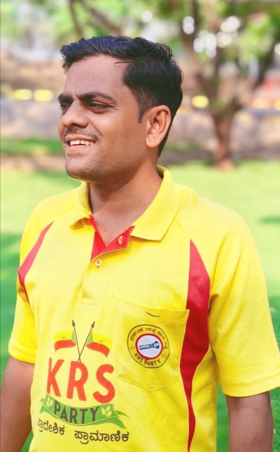 shivanandyadah4's tweet image. RCB Followers ಗಿಂತ KRS Followers ಹೆಚ್ಚಾಗುತ್ತಿದ್ದಾರೆ... ಅವರು ಮೈದಾನದಲ್ಲಿ ಚೆಂಡು ದಾಂಡಿನೊಂದಿಗೆ ಸೆಣಸಾಡುತ್ತಾರೆ. ನಾವು ಬ್ರಷ್ಟ ರಾಜಕೀಯ ದಾಂಡಿಗರೊಂದಿಗೆ ಸೆಣಸಾಡುತ್ತೇವೆ. ಅವರು ಗೆಲವು ದಾಖಲಿಸಿದರೆ ಮಾಲೀಕನಿಗೂ ಆಟಗಾರನಿಗೂ ಲಾಭ. KRS ಪಕ್ಷ ಗೆಲುವು ಸಾಧಿಸಿದರೆ ಇಡಿ ಕರ್ನಾಟಕದ ಮನುಕುಲಕ್ಕೆ ಜೀವ ಜಲ ದೊರೆತಂತಾಗುತ್ತದೆ.