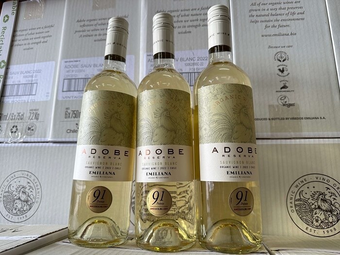 A congratulations to Emiliana for receiving 91 points for their Adobe Sauvignon Blanc from James Suckling 🏅 This organic white was also featured by Decanter as a recommended midweek wine recently 👌🏼 #organicwine #wine #wineindustry