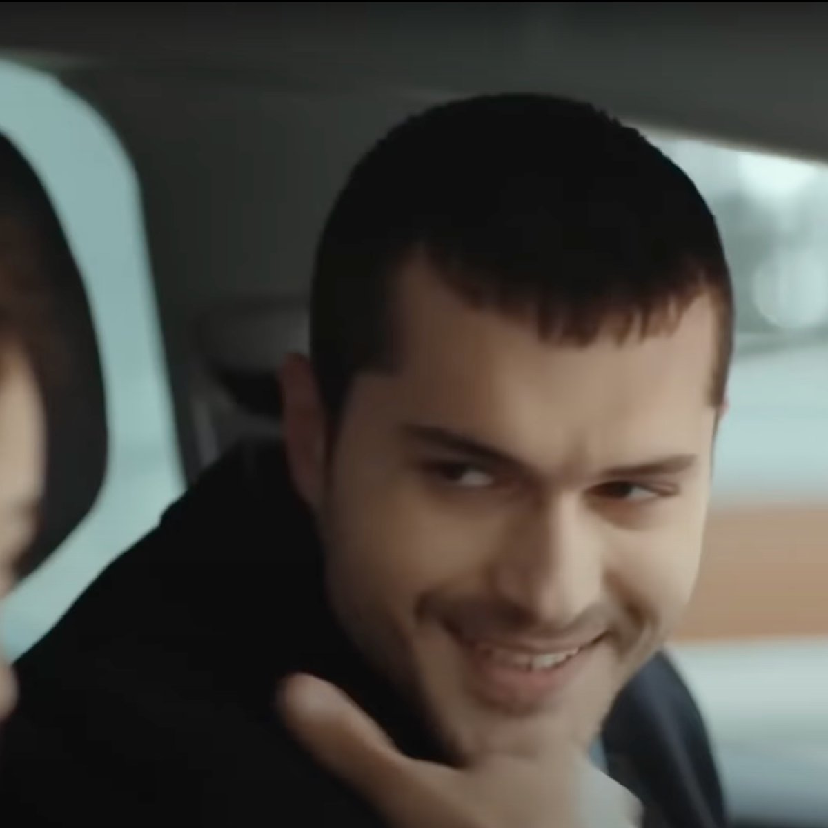 Akgün-style flirting: 'Hey guess what, I have a phone. Call me if you ever feel like beating someone up, I'm your guy!' He even did the 'call me' hand gesture 😂 And it was working, Yağmur was into it 🤣 #AkMur #SonYaz