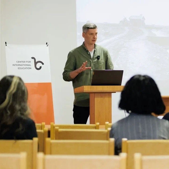 #throwback am 5. April hielt unser Kollege Andrei Vinogradov #GWZO einen Vortrag zum Thema „Sweet Streams: Der Beitrag der Ukraine zur sowjetischen Umweltpolitik“ im Zentrum für internationale Bildung in Jerewan, der Hauptstadt von Armenien.
