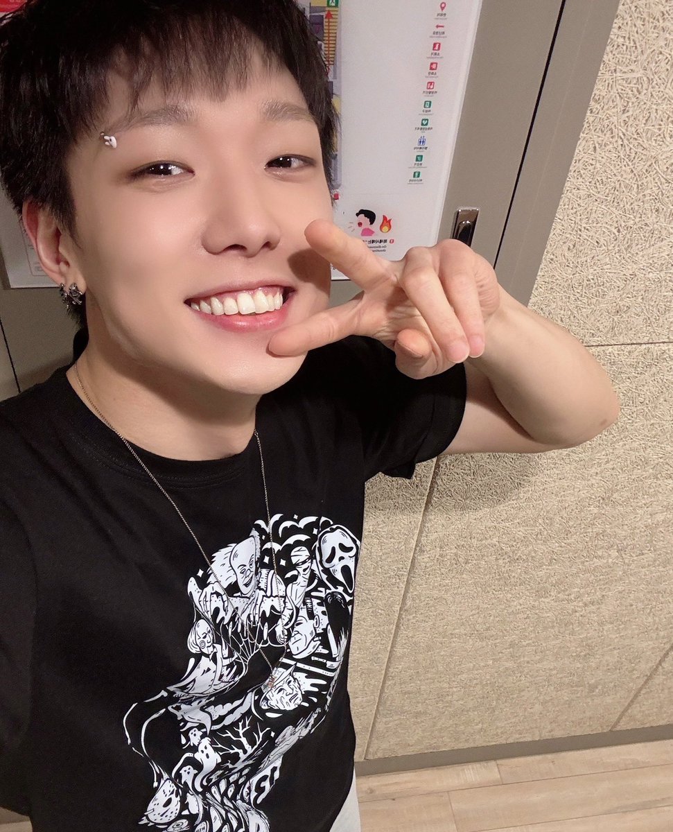 iKONIC_143's tweet photo. [#FORiKONIC]  

오늘도 완료
내일 만나
사랑한다!!

#BOBBY #바비
#iKON #아이콘 
#SirRobert #에버라인 https://t.co/2uSnbG2jMb