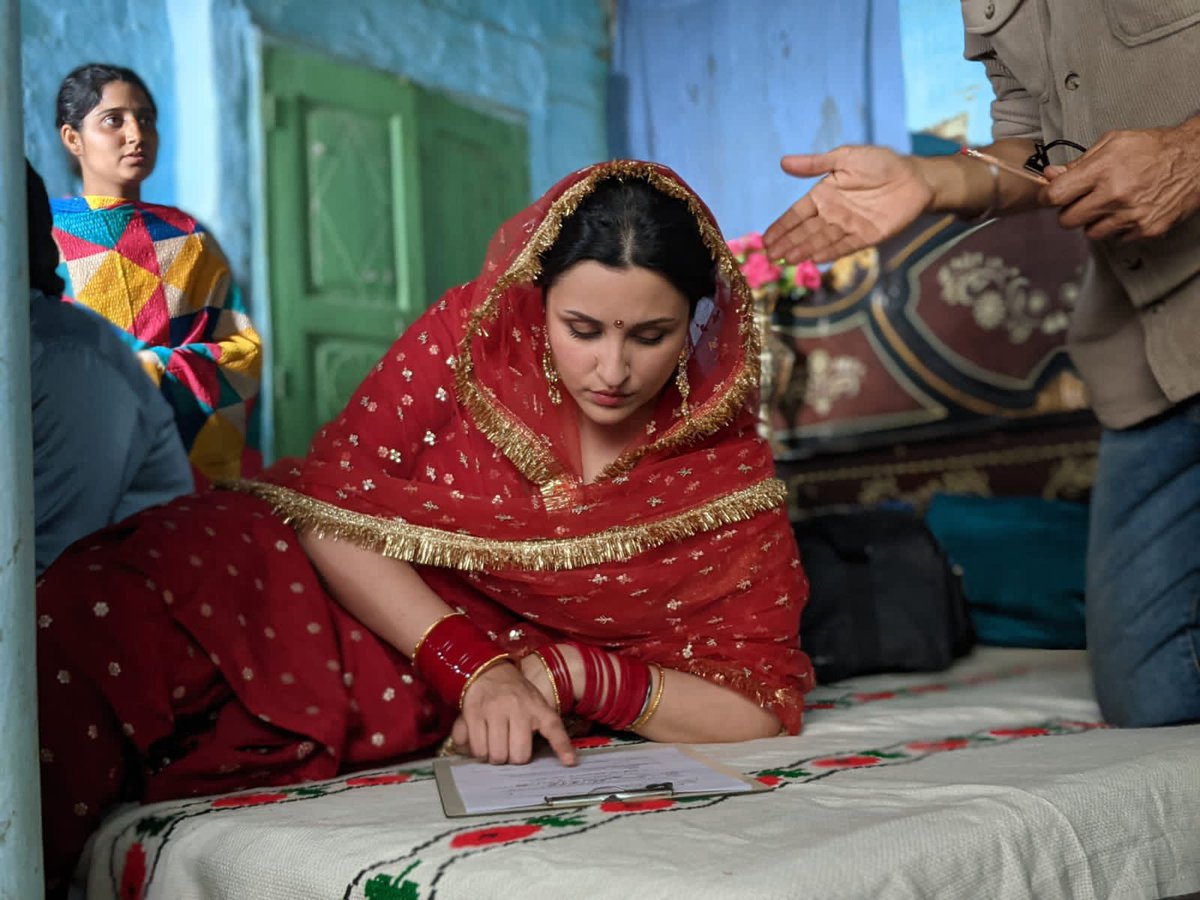 ParineetiChopra's tweet photo. Shoutout to my glam team, for making me #Chamkila (shine) as Amarjot, for all the fun filled days at Gurudwara, and for capturing Amarjot throughout the film in these stills… ❤️ https://t.co/r35xqqjCKB