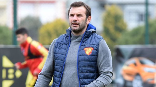 Göztepe'de Okan Buruk ile çalışan Jean-Jacques Gosso: 'Okan Buruk, çok iyi bir hocaydı. Futbolculara saygılı davranan, çok sakin bir insandı. Takımda herkesin hakkı neyse onu teslim ederdi. O yüzden takımda oynamayanlar bile Okan Hoca’ya büyük saygı gösterirdi.

Onun çok çalışan