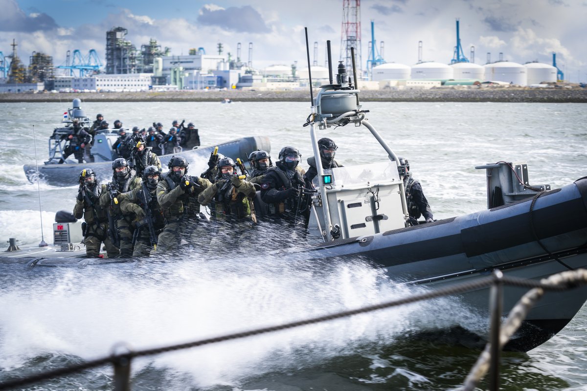 korpsmariniers's tweet photo. #PortDefender 2024 is begonnen met diverse oefeningen in de regio van Rotterdam. Een oefening waarbij de samenwerking tussen verschillende veiligheidsdiensten wordt getraind in de haven, maar ook op de Noordzee. Scenario: grootschalige terroristische dreiging.
#QPO #NLMARSOF https://t.co/Pd1O9AK47T