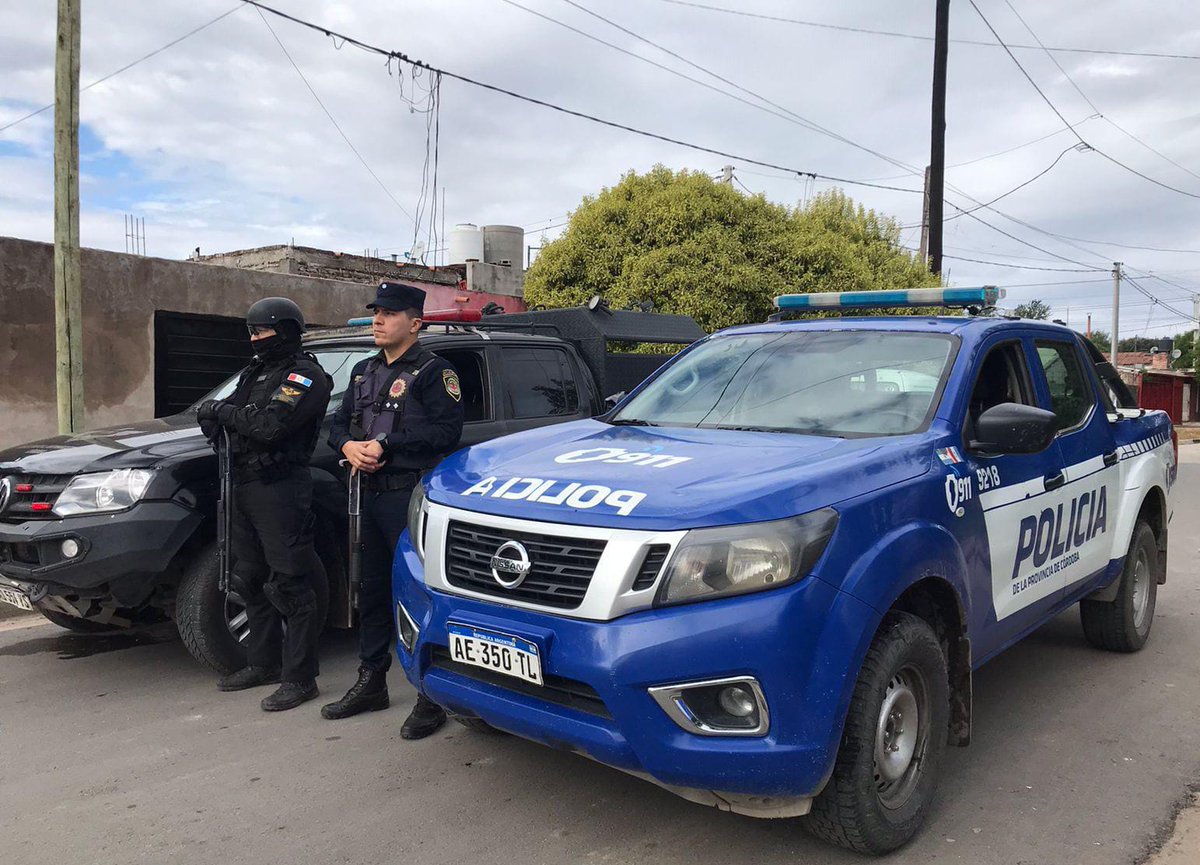 FPAcba's tweet photo. 📍#LaPaz | 👮‍♂️ #ControlDePersona |  @PoliciaCbaOf secuestró varias dosis de marihuana a dos sujetos menores de edad, sobre calle Independencia s/n. Automáticamente, se solicitó la presencia de la #FPA 🦅. #Colaboraciones https://t.co/pmUaRMHVeL