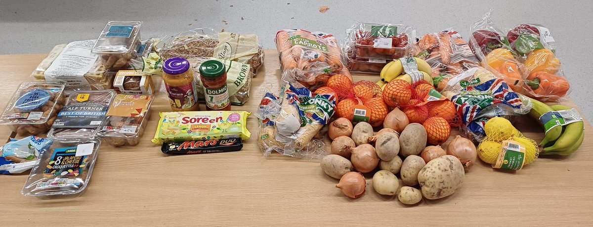 GMYouthFed's tweet photo. The contents of 3 bags at this week's Bread and Butter Thing hub at Partington Youth and Community Centre 

The cost of this food is £8.50 and it will help to supplement your weekly shop.

Anyone can join regardless of income, and this helps to prevent food waste. https://t.co/8HubvQ5TRW