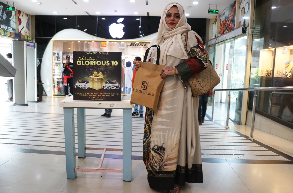 Meet Gubashera Kamran, our Day 4 lucky draw winner! Watch as she beams with joy while receiving her prize at Safa Gold Mall.

#safagoldmall #safagold #chandraat #mehndinight #celebration #10yearscelebration #luckydrawwinner