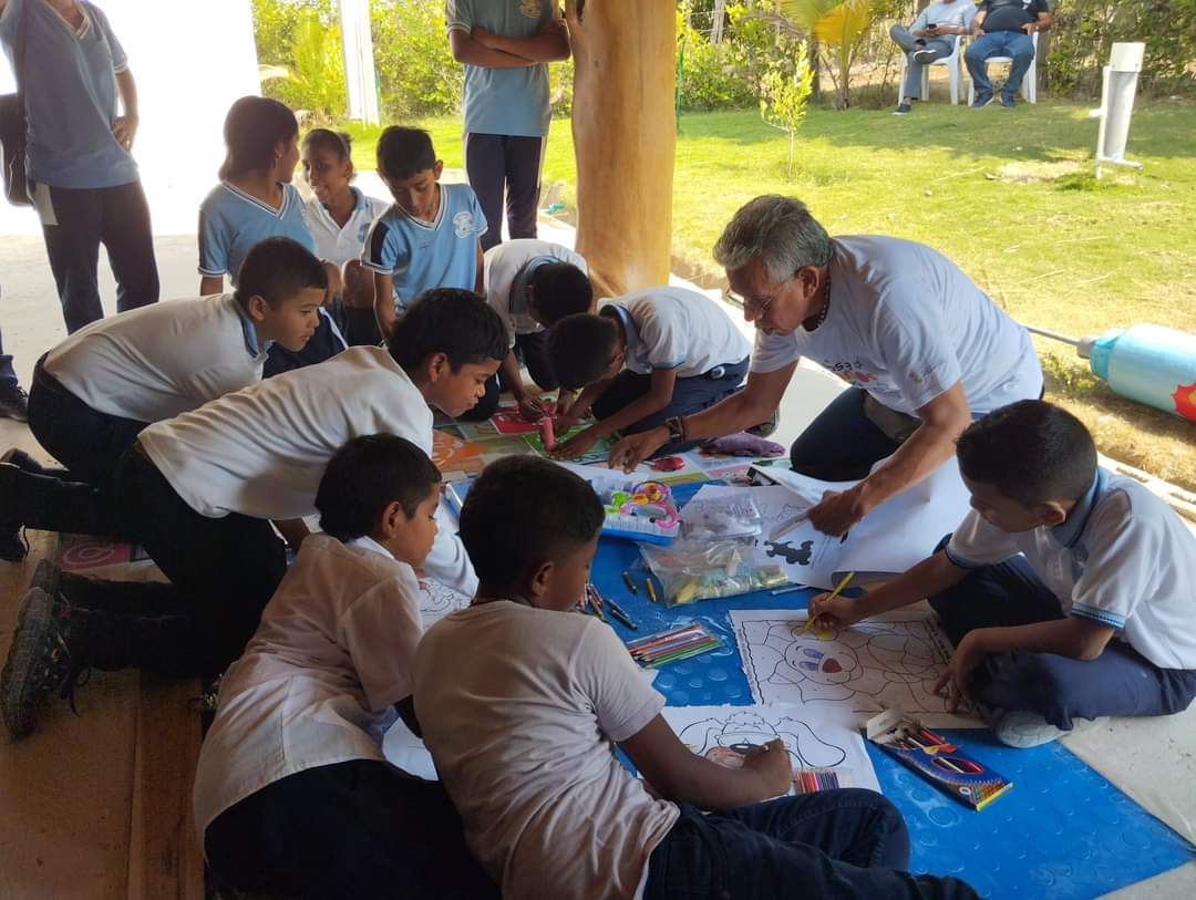 alcaldiagalapa's tweet photo. En el #MesDelNiño hacemos actividades para la promoción del bienestar y los derechos de los niños. Gracias  a los padres de familia e institución educativa Antonio Nariño de Paluato por el acompañamiento.👏

@AtlanticoEmi, @ICBFColombia, @RadioyaB, @MiryamPenadeCor, @Noticosta https://t.co/xADilwUmxw