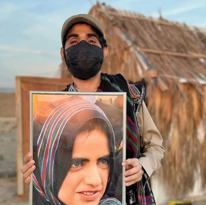 BasitBaluch7's tweet photo. معروف و مشہور فوٹو گرافر کمانچر بلوچ ، جس نے اپنے کیمرے سے بلوچستان اور بلوچ کی پہچان پوری دنیا تک پہنچائی وہ آج ہم سب سے بچھڑ گئے۔ دعا کریں کہ اللہ تعالیٰ جنت الفردوس میں اعلیٰ مقام عطا فرمائے۔ آمین https://t.co/Ae8DHfFa5i