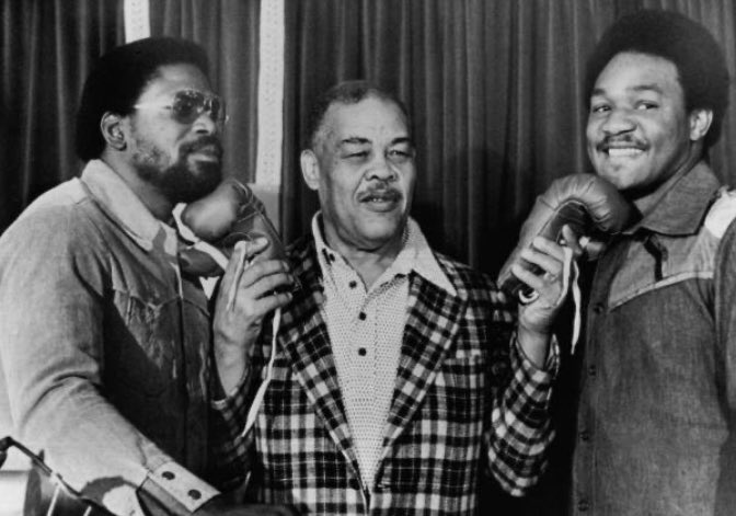 HarryHaris48861's tweet photo. Legendary Heavyweight boxing champion Joe Louis in between big punchers George Foreman and Ron Lyle. #JoeLouis #GeorgeForeman #RonLyle #boxing https://t.co/tcku3y7vN6
