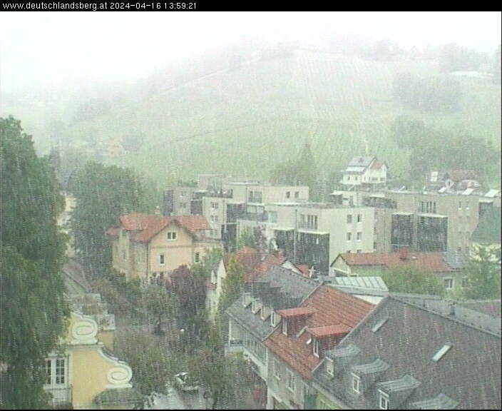 Was für ein #Wettersturz! 😱 Am Sonntagnachmittag hat Deutschlandsberg mit 31,7 Grad einen neuen steirischen Hitzerekord für April aufgestellt. Jetzt, keine 48h später, schneit es bei 1 Grad. Ein Wettersturz fast wie in Nordamerika. 📉