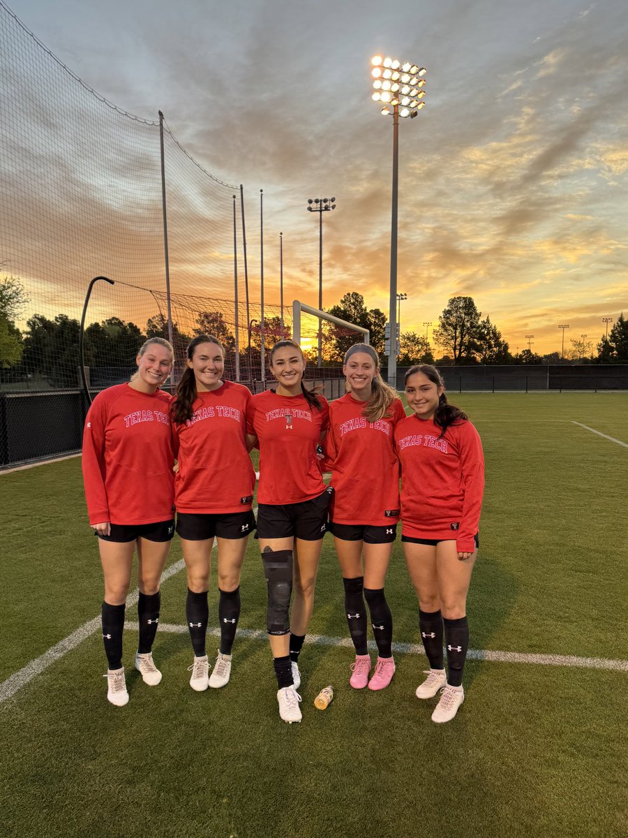 charlotteteeter's tweet photo. Nothing beats West Texas sunrises &amp; early training sessions at John Walker! 🌅⚽ #BigXIIChamps #TrainingViews https://t.co/qpxx19liAn