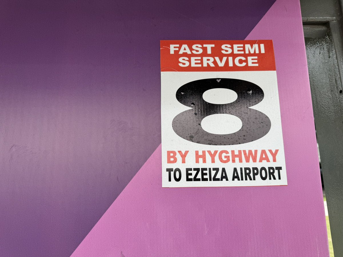 $647 está costando el bondi @linea8riogrande entre Aeroparque y Ezeiza. Uno de los choferes me confirmó que en promedio tardan 1:45 entre los dos aeropuertos