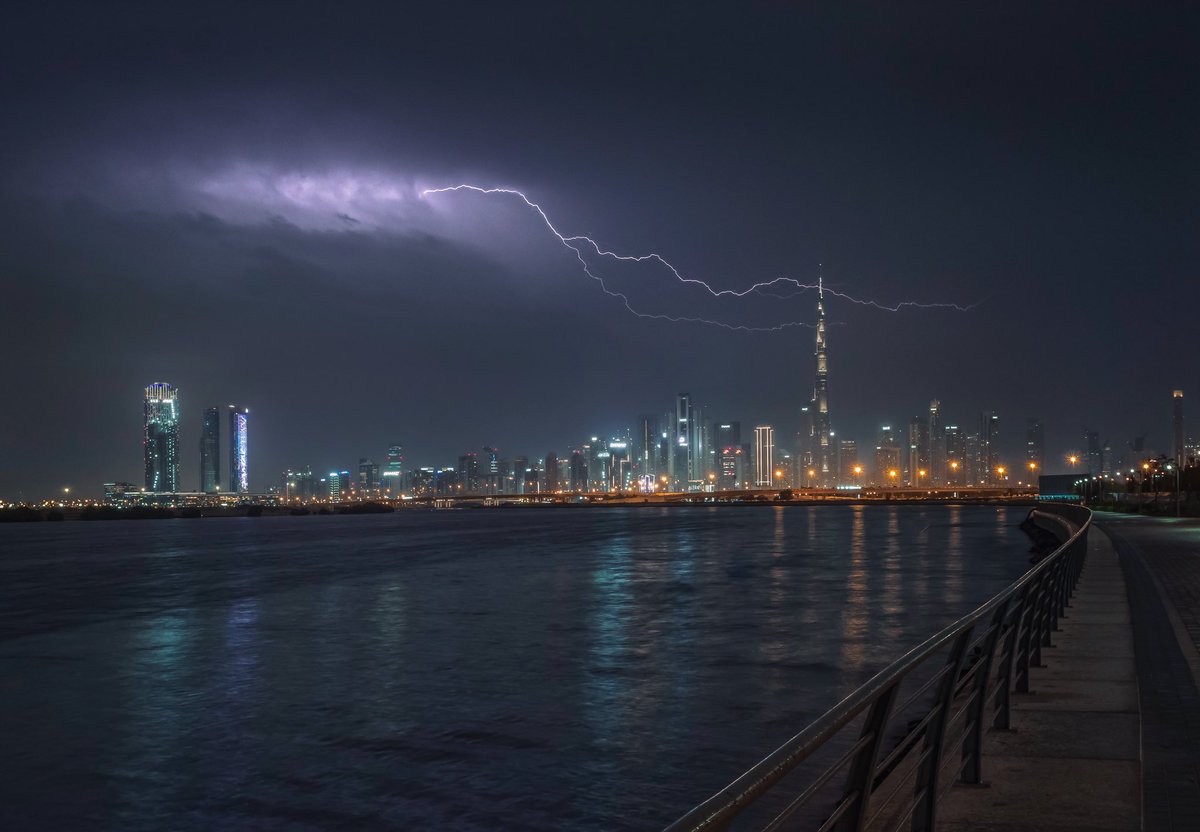 Another photo of last night’s storm over the Dubai skyline 🏙️ ⚡️ 

#mydubai #omsystem #storm #lightning