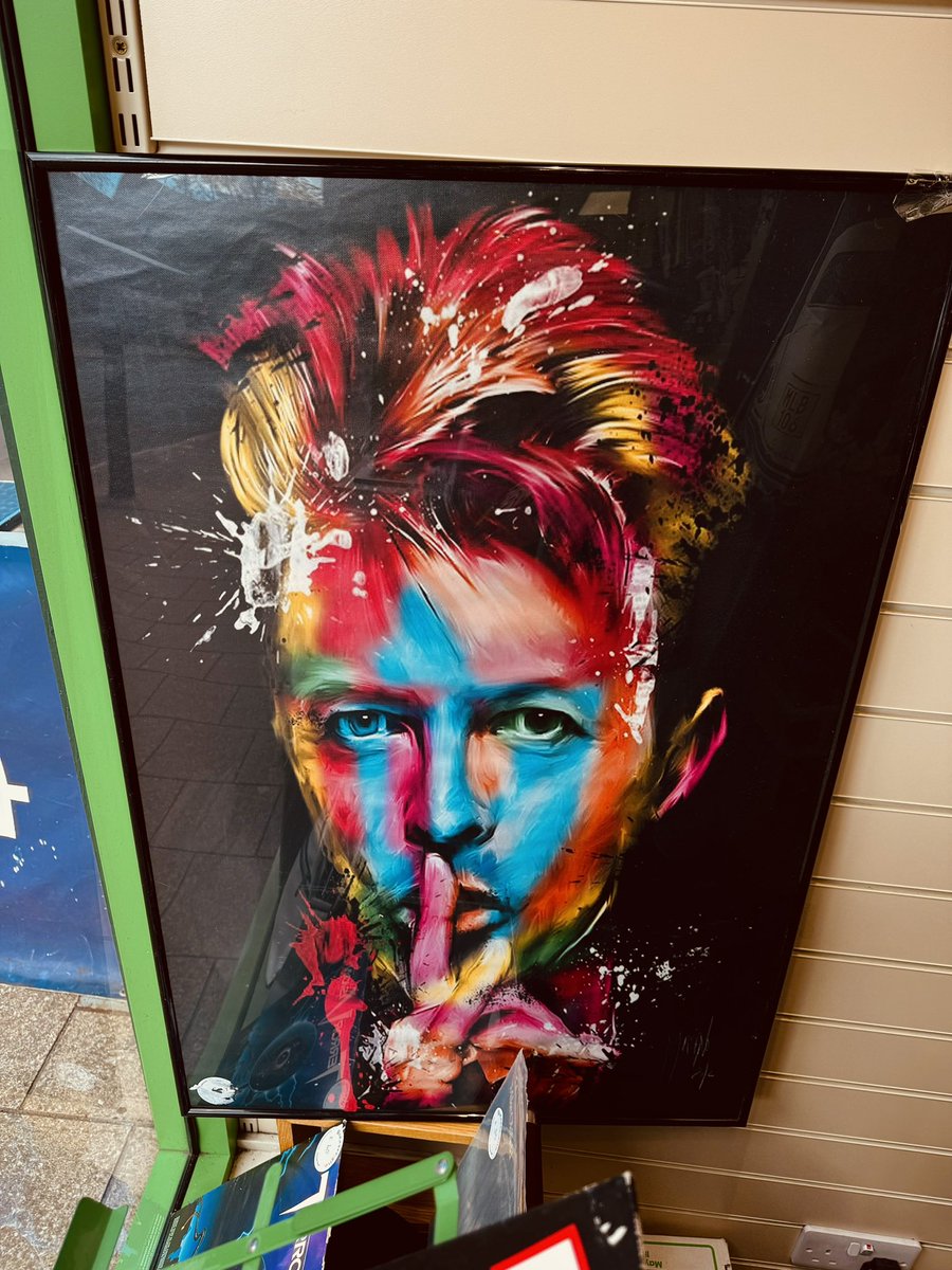 Another Window refresh 🎶

We have a wide range of fantastic vinyl in store now, as well as CD’s, sheet music and books about musicians 👩‍🎤

#music  #musicwindow  #vinylrecords #musicians #musicbooks #Edinburgh #Tuesday #charity