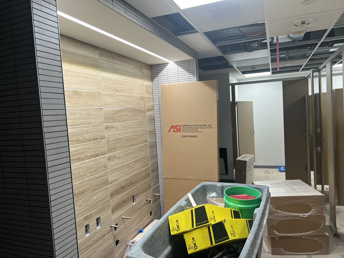 DrJeremyLThomas's tweet photo. Exciting things are happening at @BHCCampus. Last night the Board of Trustees were given a tour of the renovations to Building 3. Starting this fall, our students will have access to a world class building that includes new science, exercise, and athletic facilities. #bhcproud https://t.co/MEuWwr7bWb