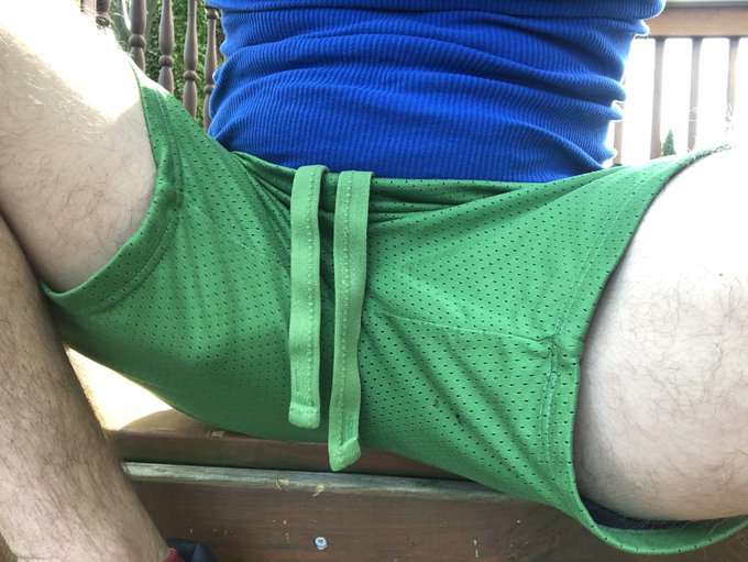 You think the neighborhood dads are staring at my dick print? https://t.co/CPpxOSxMQU