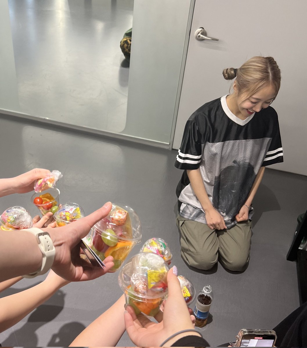 __myamy__'s tweet photo. 얘들아 에이미가 >> 역조공 << 해줬어..😭😭😭

과일 직접 잘라서 사탕이랑 포장해왔대 ..
그리고 랜덤으로 에눌단한테 쪽지도 써서 넣어줬어🥺

평눌단이되 🫶🤍 https://t.co/OGcFFY5Nsa