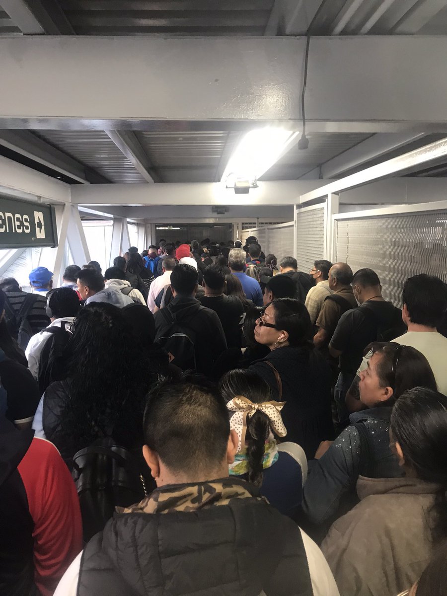 morro627's tweet photo. @telediario así la entrada a constitución con sus jaulas pero desorden te retrasan más de lo q ayudan https://t.co/8OYlSXTKDT