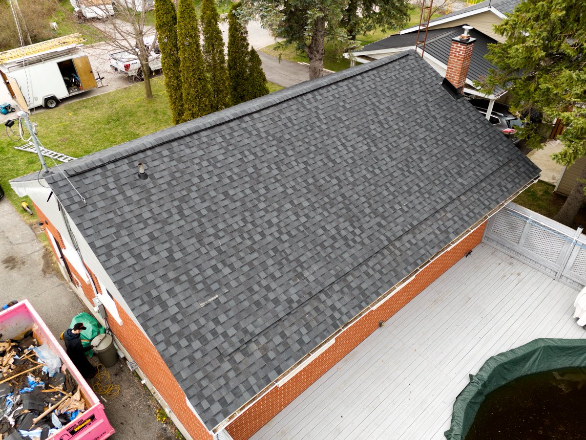 AquilaRoofing's tweet photo. The first full roof of the year completed by the Aquila Roofing Team! This house in Smiths Falls was completed over two days and included installation of new intake-vents and ridge-vents. The Shingle System is CertainTeed Landmark PRO in the colour MaxDef Moire Black! https://t.co/rmQ3Uu1Sp0
