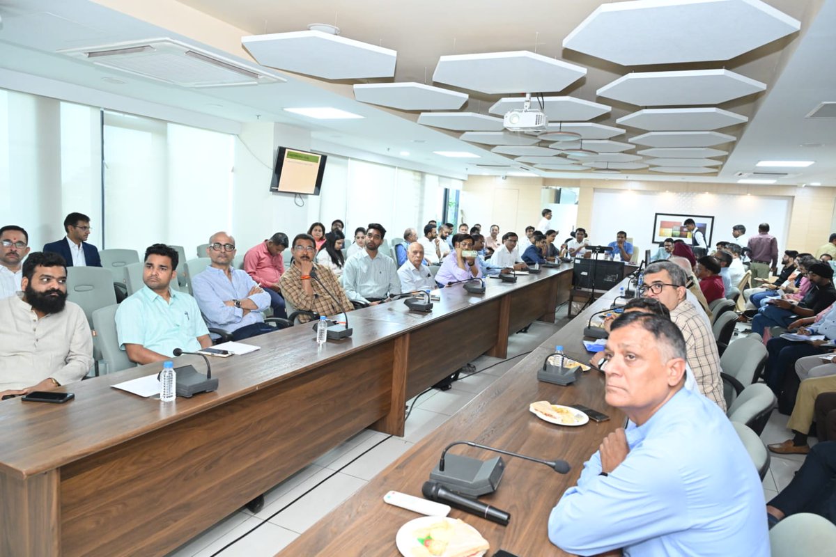 MPIDC_RO_Indore's tweet photo. Productive meeting chaired by @IndoreCollector, joined by Commissioner @SwachhIndore, CEO @idaIndore22, &amp; @MPIDC_RO_Indore ED @sapna_anurag , alongside stakeholders, to strategize the roadmap for Indore's development &amp; industrial growth. Exciting times ahead for our #Indore! https://t.co/egYSZHYrRn
