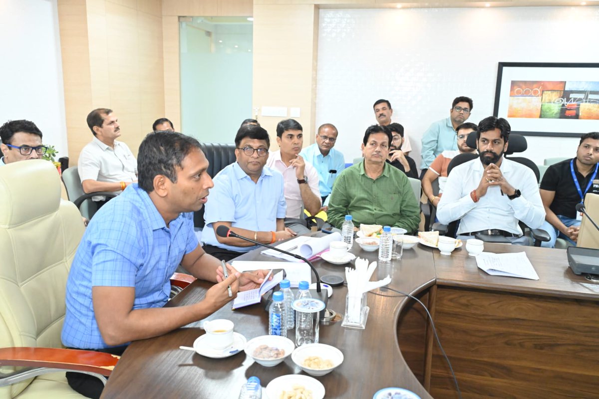 MPIDC_RO_Indore's tweet photo. Productive meeting chaired by @IndoreCollector, joined by Commissioner @SwachhIndore, CEO @idaIndore22, &amp; @MPIDC_RO_Indore ED @sapna_anurag , alongside stakeholders, to strategize the roadmap for Indore's development &amp; industrial growth. Exciting times ahead for our #Indore! https://t.co/egYSZHYrRn