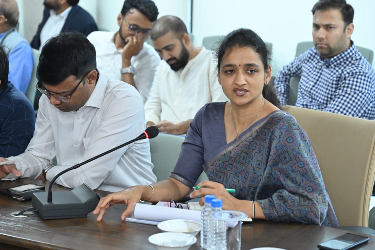 MPIDC_RO_Indore's tweet photo. Productive meeting chaired by @IndoreCollector, joined by Commissioner @SwachhIndore, CEO @idaIndore22, &amp; @MPIDC_RO_Indore ED @sapna_anurag , alongside stakeholders, to strategize the roadmap for Indore's development &amp; industrial growth. Exciting times ahead for our #Indore! https://t.co/egYSZHYrRn