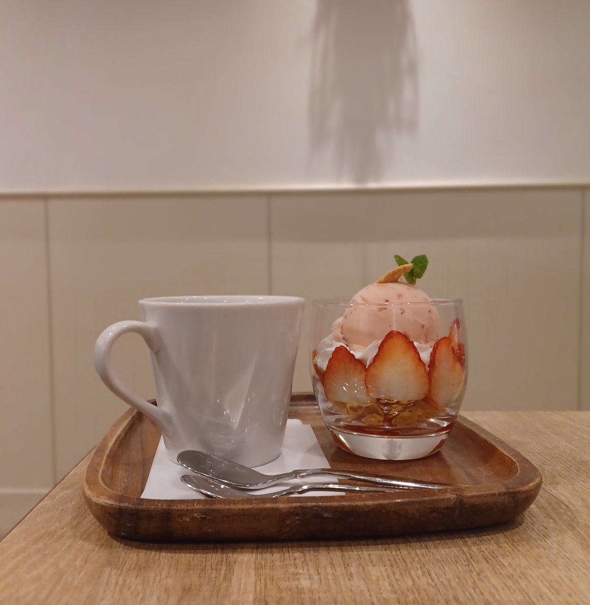 0dd_Odd's tweet photo. けのひ堂:/いちごショートな小さなパフェセット

期間限定��いちごがでたときにいってきたやつ🍓ここの生クリーム美味しすぎてすきなんだよね😋アイス部分もいちごの味がしっかりして美味しかった✨

#静岡グルメ #静岡カフェ #けのひ堂 #いちごのショートケーキ #小さなパフェ #パフェ #静岡 #カフェ https://t.co/kNSr73yj6U
