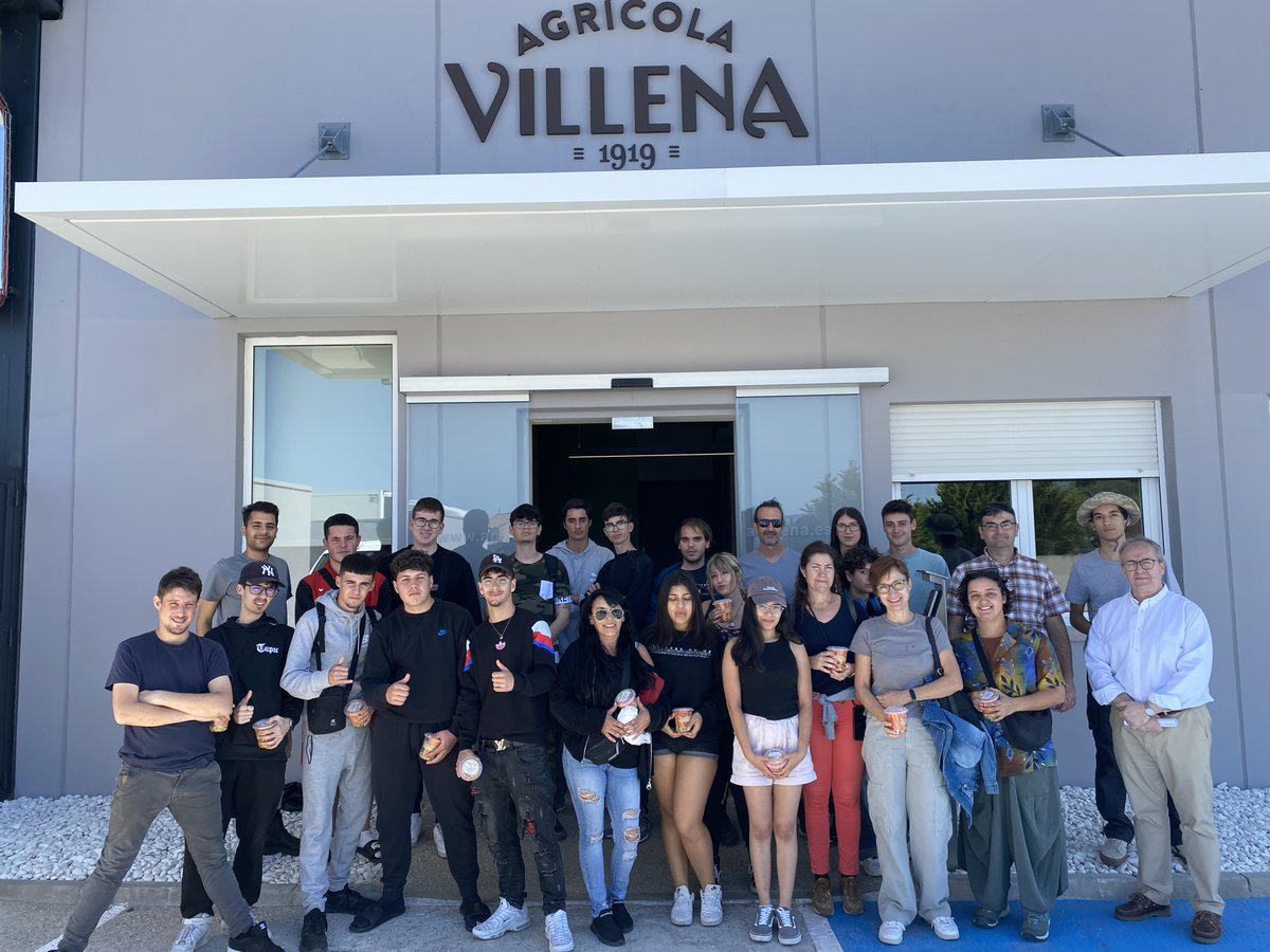 AgricolaVillena's tweet photo. Hoy recibimos en nuestras instalaciones la visita de alumnos y profesores de la Escuela de Capataces Agrícolas de Catarroja (ECA).

En la visita, se ha puesto en valor la importancia de la agricultura en sus diferentes vertientes en nuestra tierra. https://t.co/Ep6pAX0jXh