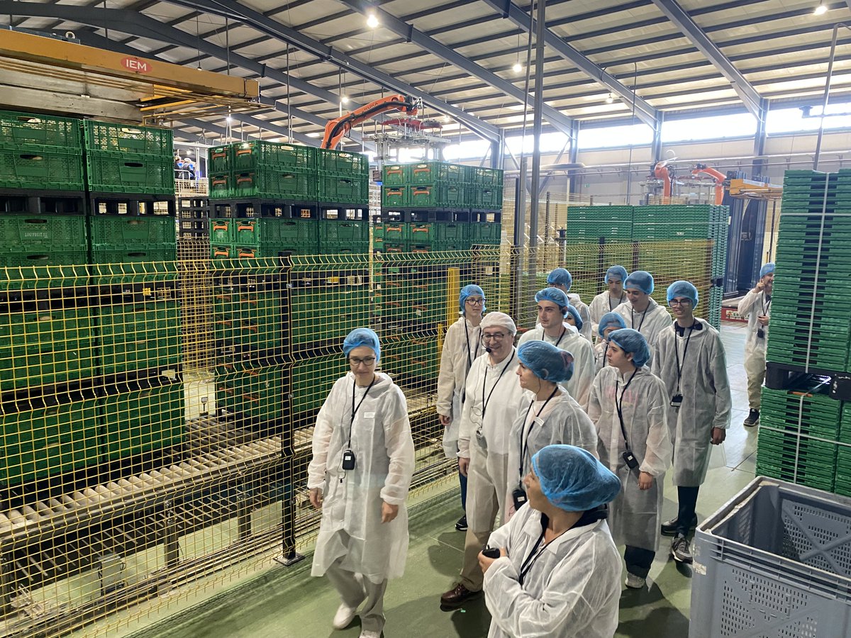 AgricolaVillena's tweet photo. Hoy recibimos en nuestras instalaciones la visita de alumnos y profesores de la Escuela de Capataces Agrícolas de Catarroja (ECA).

En la visita, se ha puesto en valor la importancia de la agricultura en sus diferentes vertientes en nuestra tierra. https://t.co/Ep6pAX0jXh