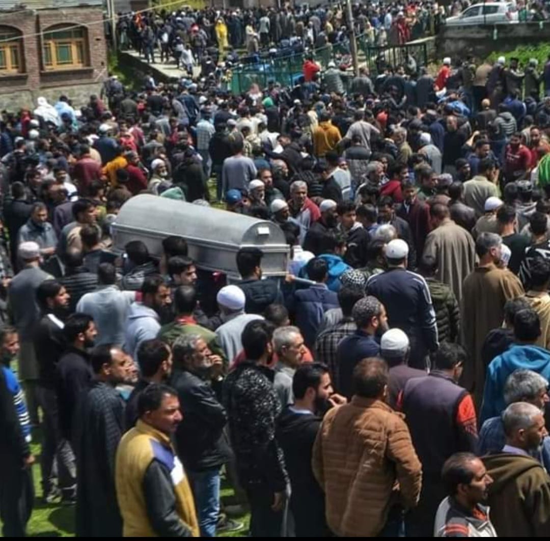 lotusladakh's tweet photo. Today is a very very Bad Day..!
Extremely  pained  to see the loss of precious Lives in Tragic boat  capsizing  in Batwara, Srinagar. 
Heartfelt condolences to the bereaved families &amp; praying for strength to bear this tragic loss. 
Prayers for Highest Places in Jannat.
#prayers https://t.co/1QRTRB8xih