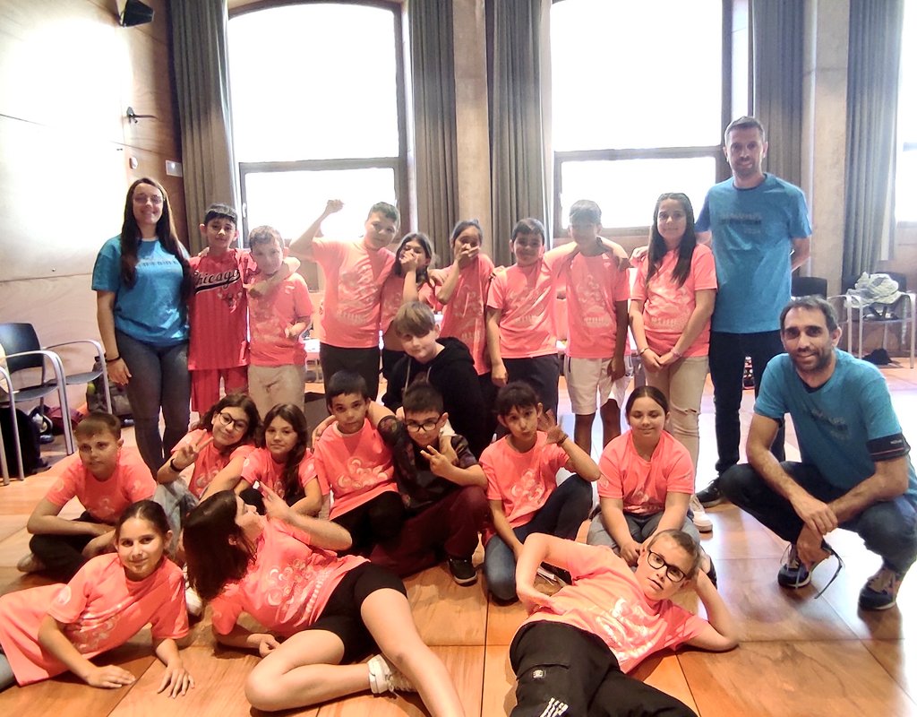 e3005595's tweet photo. Els alumnes de 5è han anat aquest matí al @citilab a presentar el seu projecte "Com millorem la vida de les persones?". Ha estat un gran matí en el que hem pogut recollir idees de millora i compartir experiències amb altres centres. #steamaker #FiraFAIG @AnnaMestre6 https://t.co/8zFFgp6AnB