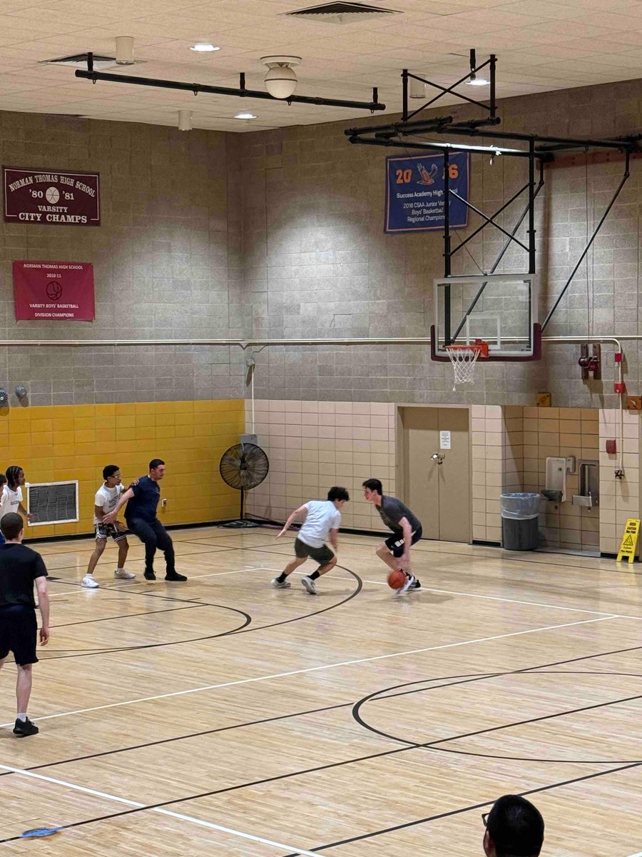 Your Youth Officers held a Midtown South vs. Success Academy Basketball Game at the Norman Thomas Gym over the weekend. It was a chance for officers and students to bond, build relationships & have some fun. 🏀⛹️