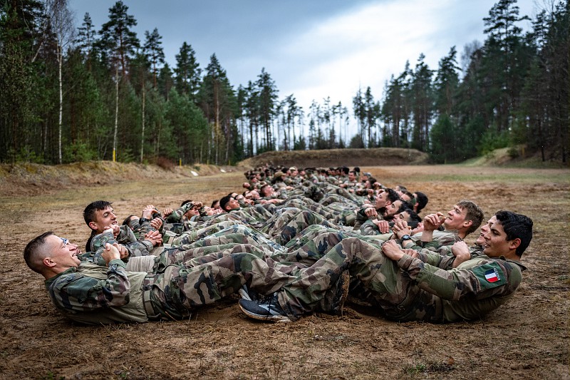 [#MondayMotivation] 💪Every drop of sweat brings us a step closer to victory. Don't give up this week, let's continue towards our goals ! Photo : @armeedeterre
