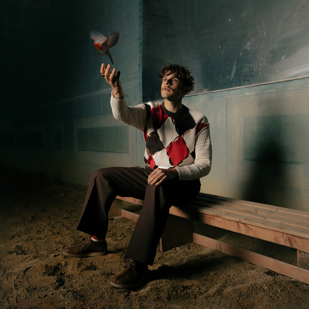 Patchouli, il mio nuovo singolo da "Il Silenzio fa Boom", rappresenta la forza del rimanere attaccati nonostante le avversità. Una relazione che inizia dall’avvinghiarsi in un abbraccio. Nella copertina, c’è la cura e l’attenzione di uno sguardo e il volo spiccato, la libertà.