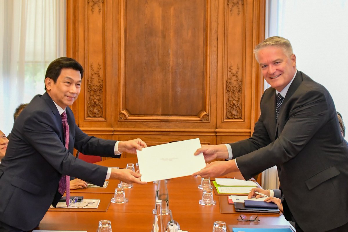 เดินทางถึงกรุงปารีส 🇫🇷 เพื่อยืนยันในความตั้งใจและแสดงศักยภาพของ 🇹🇭 ที่จะเข้าเป็นสมาชิก OECD กับนาย Mathias Cormann เลขาธิการ OECD ครับ แม้ว่าหนทางไปสู่สมาชิกภาพจะยังอีกยาวไกล แต่ประโยชน์ที่รอคอยทั้งสองฝ่ายนั้นมีมากมายครับ ไทยเป็นประเทศเดียวในภูมิภาคอินโดแปซิฟิกที่มี Country…