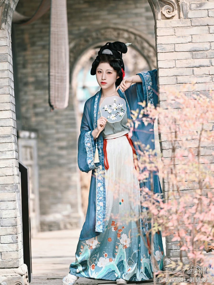 Ladies in the #SongDynasty generally wore one-piece strapless camisoles with a cross-collared blouse and a Beizi, showing the traditional #feminine #charm. (via.Hanfu Ruoxi) #Hanfu