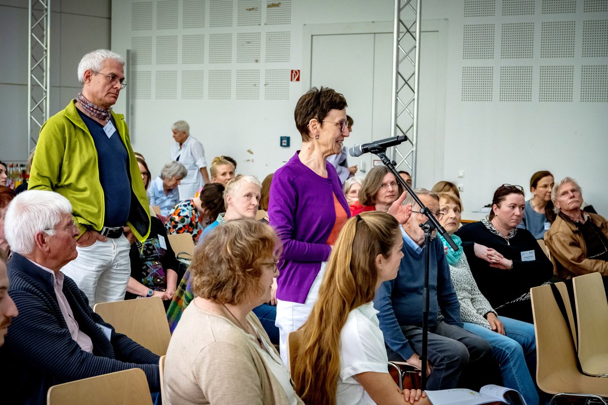 Es ist so wichtig, diejenigen, denen die Gesundheitsforschung zugute kommen soll - die Patient:innen und Bürger:innen - von Anfang an einzubeziehen, resümiert Dr. Engler auf der Bürger:innen-Konferenz der Initiative Deutscher Forschungspraxennetze am 10./11.04. in Frankfurt