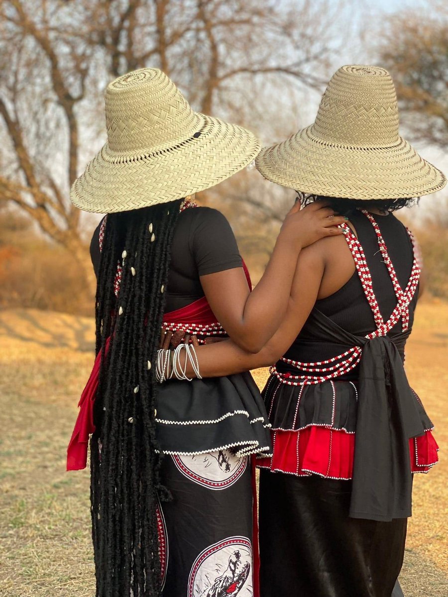 Blessin43264815's tweet photo. Namaste 
Ndauwe
Thobela

"Mfazi_Ndoda"🍑🍆

Dating a women ophethwe amakhehla. It's eirther you must be higher than the women spiritually, financially ect or vuma ukuba wumfazi we dlozi lakhe 🤞

Amakhehla are old male ancestors that are very stubborn,strong,bossy and possessive, https://t.co/PMXfeBvsjf