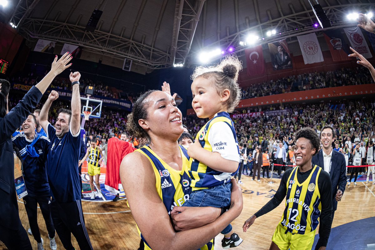 It's a family business 💛💙 #EuroLeagueWomen x @fbkadinbasket