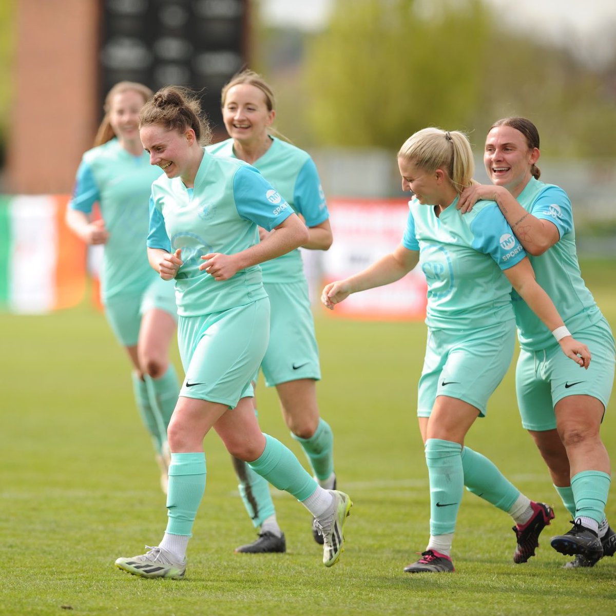 Look at those 90th-minute winner celebrations 🤩 Katie Anderson’s late goal gifted Liverpool Feds a 3-2 victory over Stourbridge at the weekend 👇 #FAWNL | @LiverpoolFeds