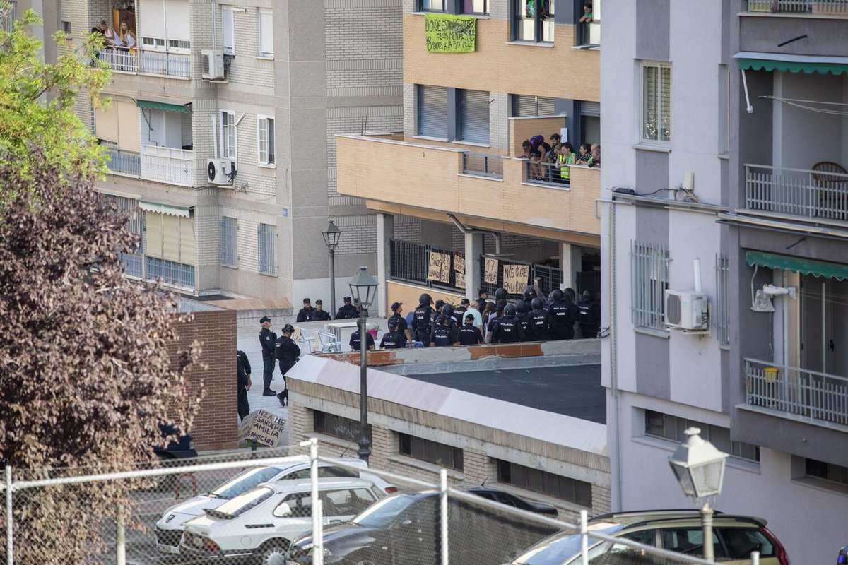 ⚫️Una persona desahuciada hace nueve meses en Móstoles muere mientras seguía viviendo en la calle Su fallecimiento lo ha denunciado Stop Desahucios Móstoles, la asamblea de vivienda a la que pertenecía y le acompañaba en el proceso de conseguir una vivienda pública, siendo una…